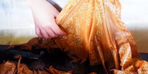 Proses pencelupan warna alami batik siputri